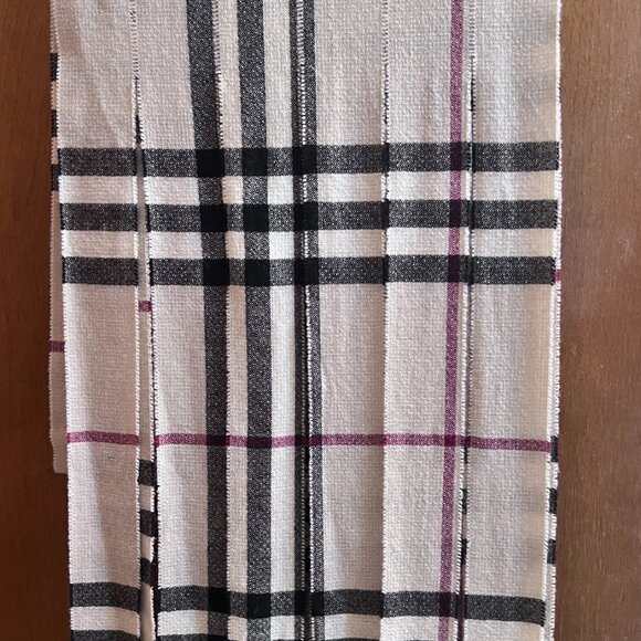 Elegant Burberry Check 100% Cashmere Scarf – Timeless Style - Picture 11 of 13